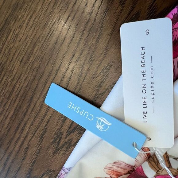 NWT women’s Cupshe white and floral high rise Bikini Bottom.  Size Small - Picture 4 of 5